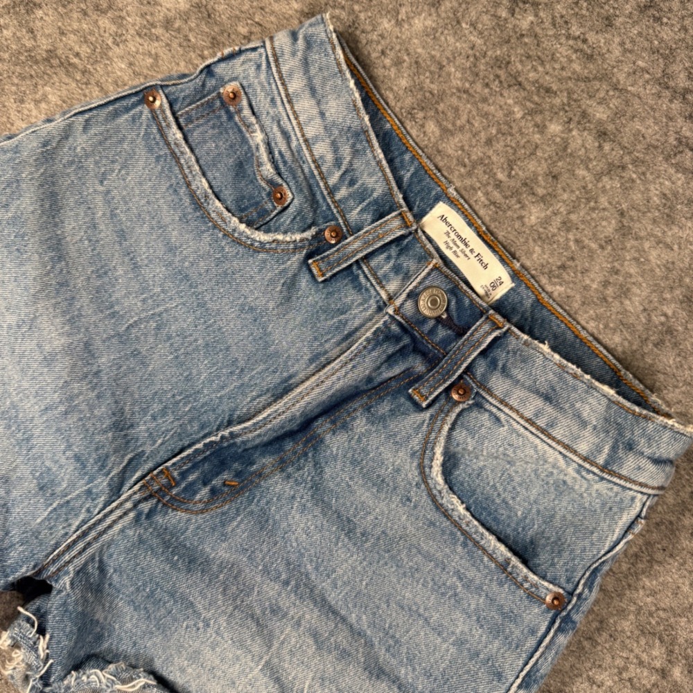 Abercrombie‎ & Fitch Curve Love High Rise Mom Shorts Light Wash 24/00 Distressed